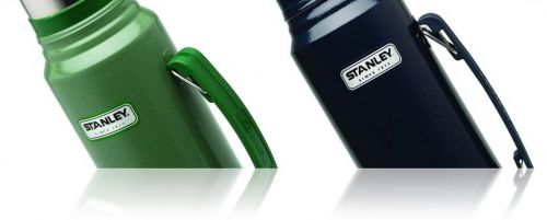 Зеленый и синий литровые термосы Stanley